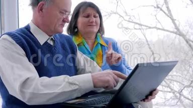 <strong>网上</strong>购物休闲时间，有电脑的老年夫妇坐在<strong>网上</strong>微笑